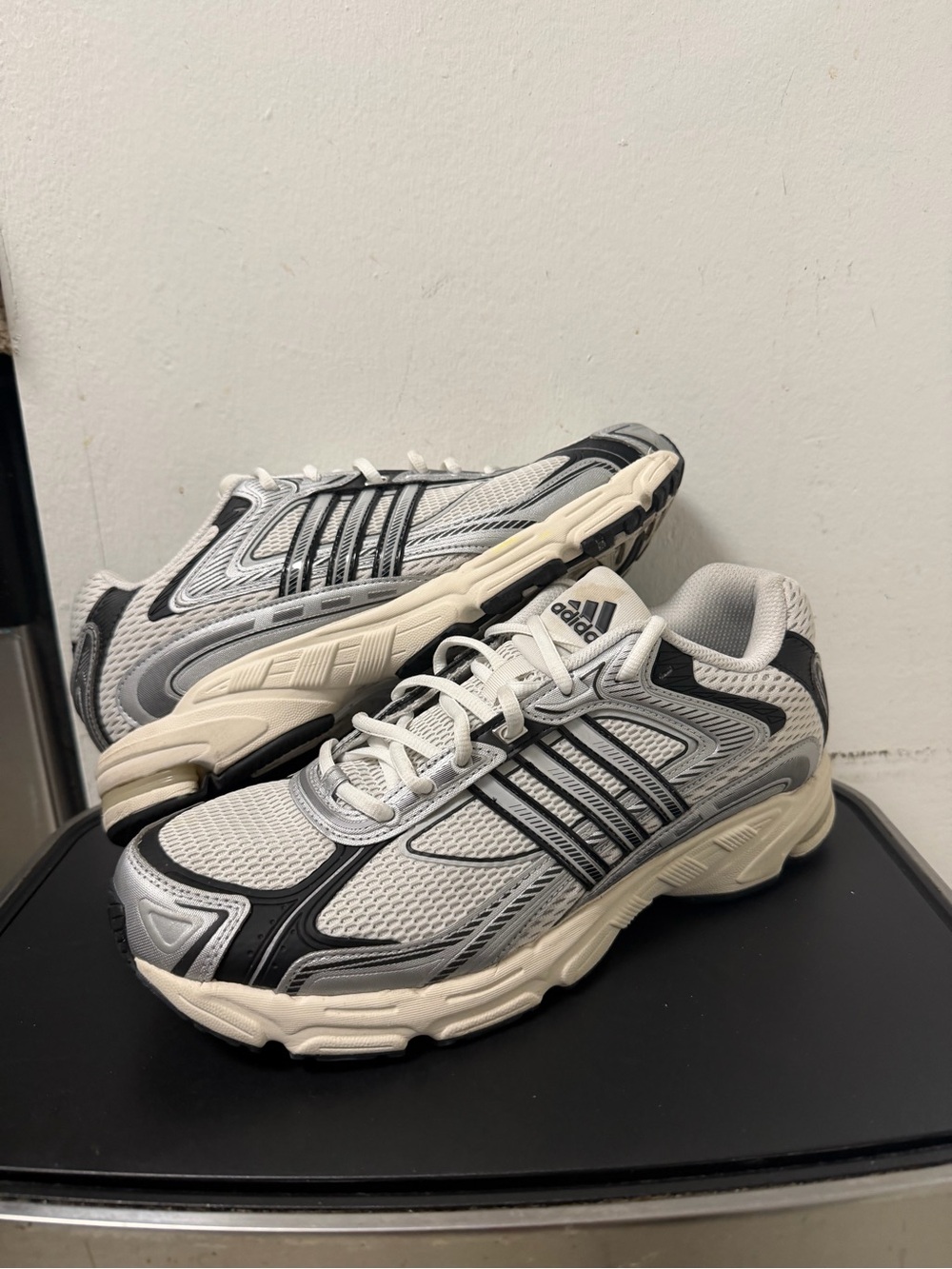 Adidas Response CL Men’s Size 11 Sneakers White Black Silver IG6226